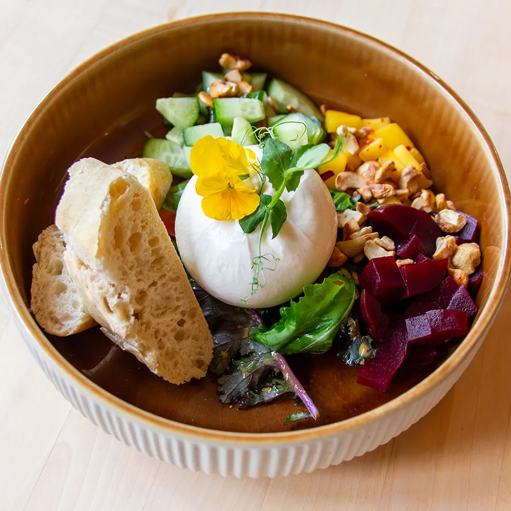 Burrata mit Roter Beete, Gurke, Mango, Cashewkernen, Yuzu Olivenöl Dressing und Brot